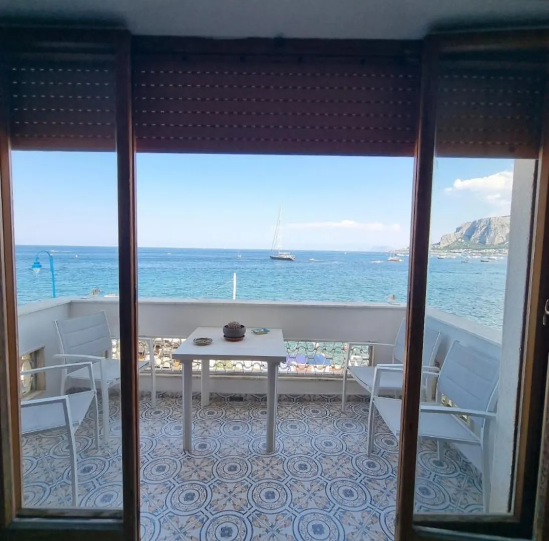 アパート Villa Emilia Mondello Appartamento Emily Con Vista Sul Mare パレルモ